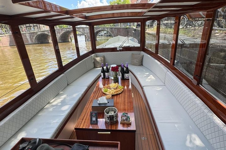 Amsterdam Small-Group Canal Cruise Including Snacks and Drinks