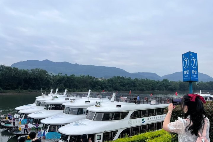 Guilin Li River 3-Star Cruise to Yangshuo with English Assist