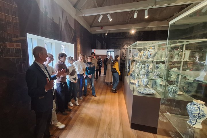 Delft: Private Walking Tour and Royal Delft Factory