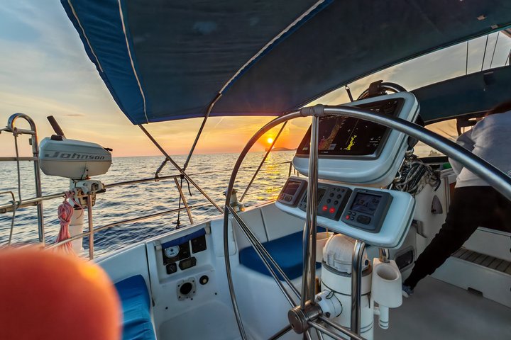 Sunset tour on a sailing boat with aperitif or dinner