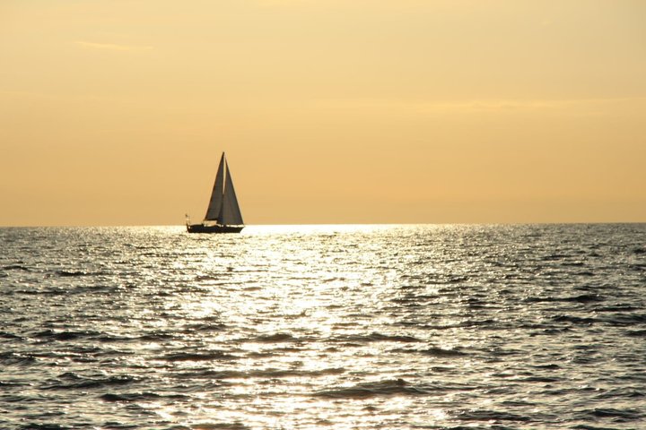 Sunset tour on a sailing boat with aperitif or dinner
