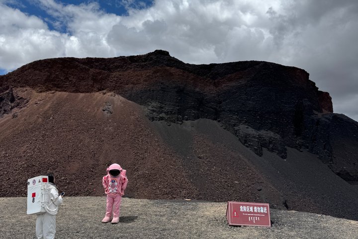 4D3N Huitengxile Grassland Wulanhada volcano Kubuqi Desert Tours