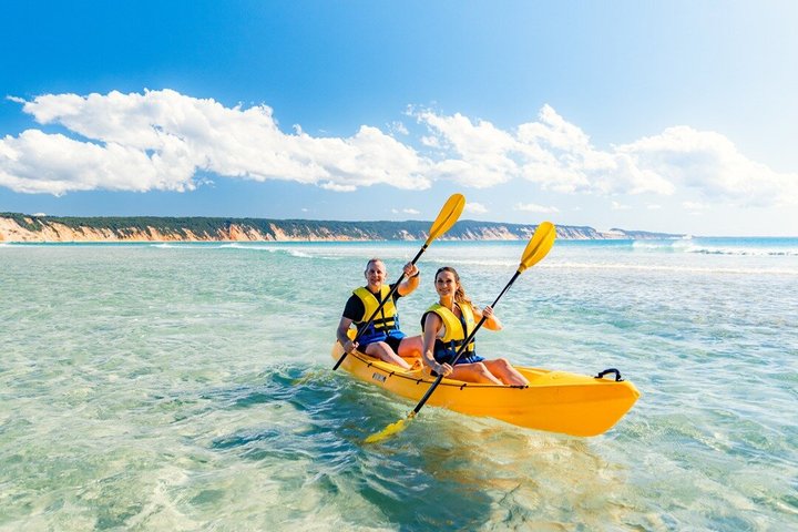 Rainbow Beach: Whale Watching Ocean Kayak Tour & Beach 4X4