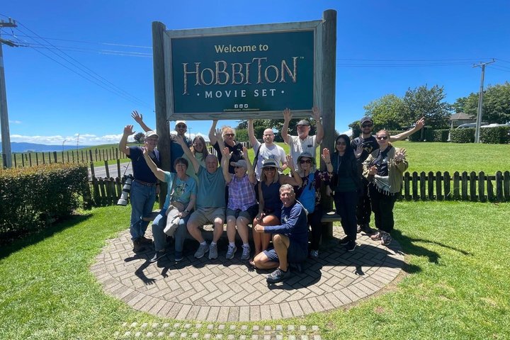 Hobbiton & Waitomo Glowworm Caves Tour with Lunch from Auckland