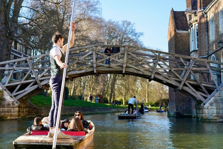Cambridge Student-Led Shared Punting Tour (English or Chinese)