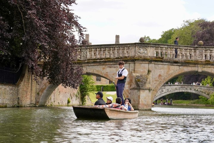 Cambridge Student-Led Shared Punting Tour (English or Chinese)