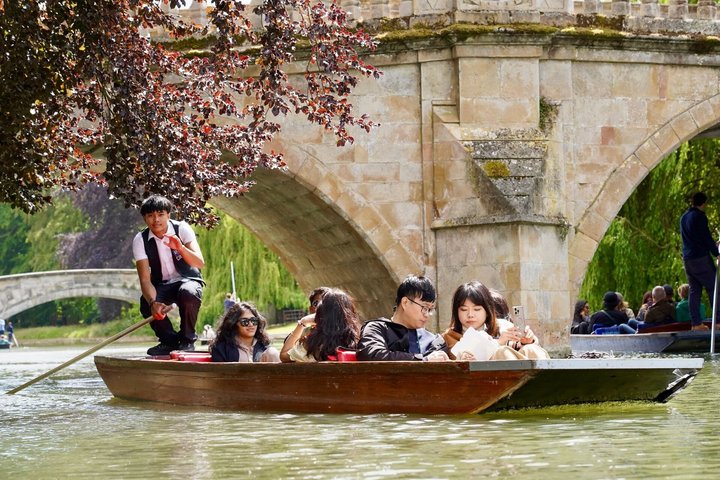 Cambridge Student-Led Shared Punting Tour (English or Chinese)