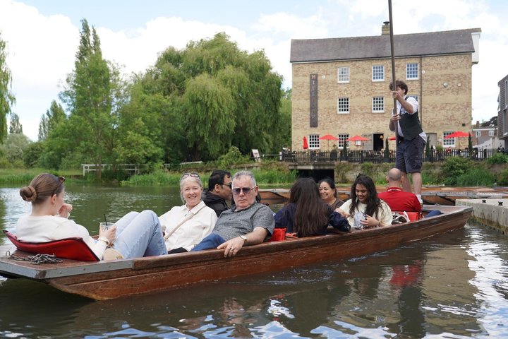 Cambridge Student-Led Shared Punting Tour (English or Chinese)