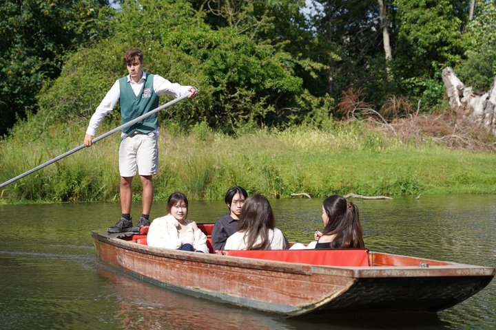 Cambridge Student-Led Shared Punting Tour (English or Chinese)