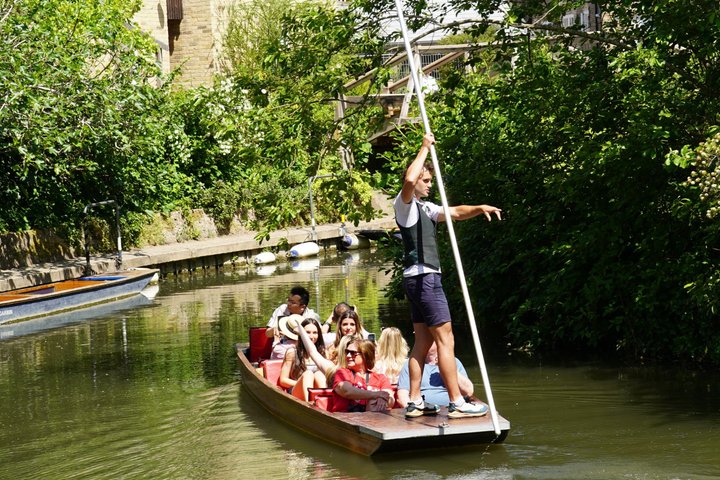Cambridge Student-Led Shared Punting Tour (English or Chinese)