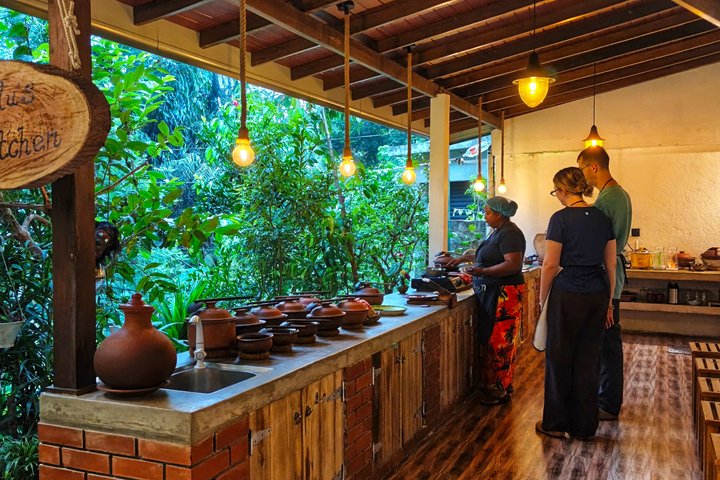 Sri Lankan cooking class with Nilu Kandy( FREE PICKUP & Drop)