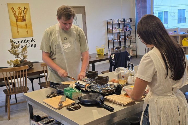 Small group Market Tour and Korean Cooking Class in Gyeongju