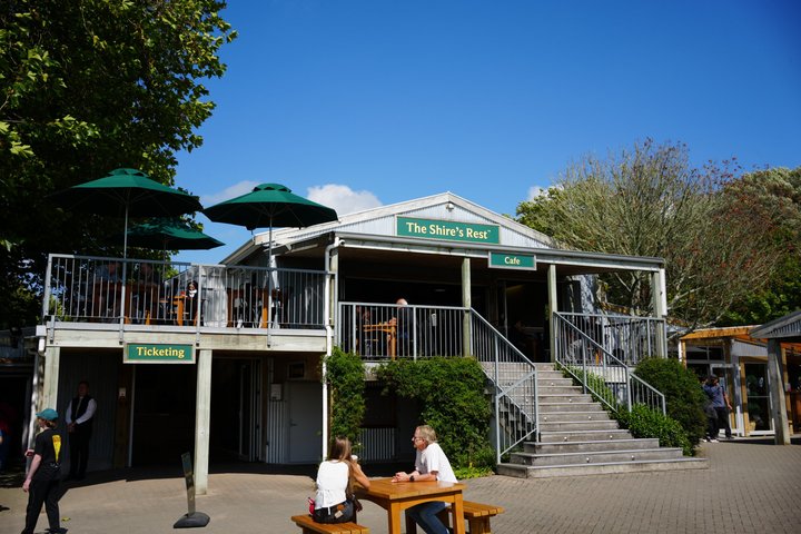 Hobbiton & Waitomo Glowworm Caves Tour with Lunch from Auckland