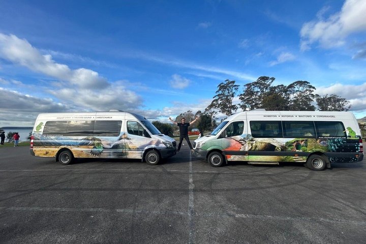 Hobbiton & Waitomo Glowworm Caves Tour with Lunch from Auckland