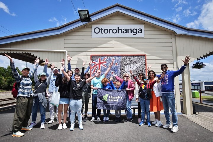 Hobbiton & Waitomo Glowworm Caves Tour with Lunch from Auckland