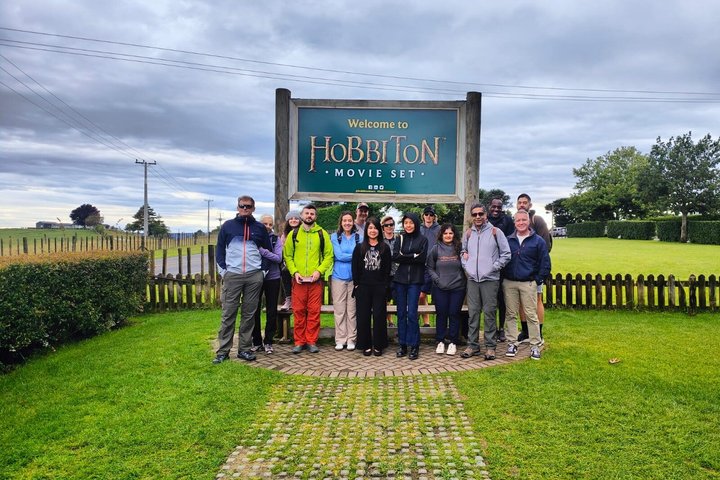 Hobbiton & Waitomo Glowworm Caves Tour with Lunch from Auckland
