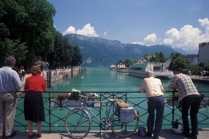 Annecy Lake Walking Tour Experience with Lake Cruise