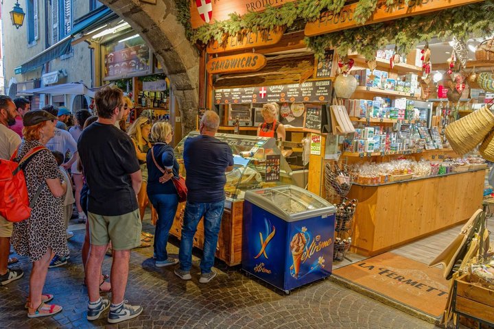 Annecy Lake Walking Tour Experience with Lake Cruise