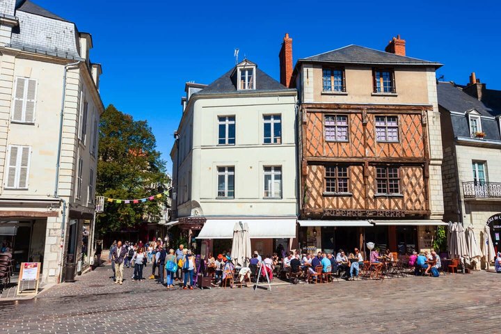 Hello Saumur: Private 2-Hour Intro City Walk with Local Guide