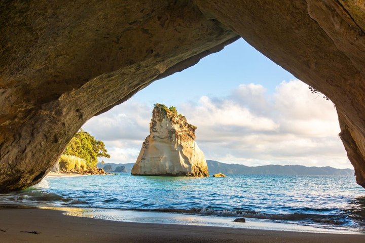 Cathedral Cove & Hot Water Beach Small-Group Tour with Lunch
