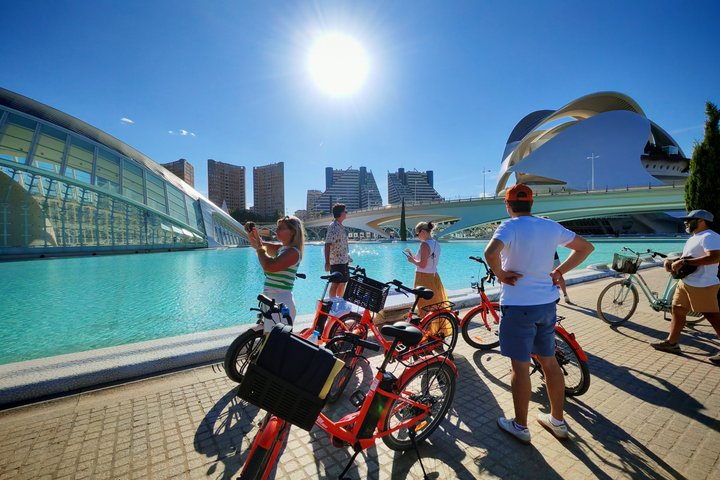Valencia City Highlights in Guided Bike or E-Bike Tour