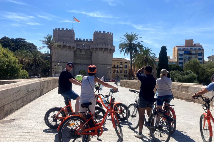 Valencia City Highlights in Guided Bike or E-Bike Tour