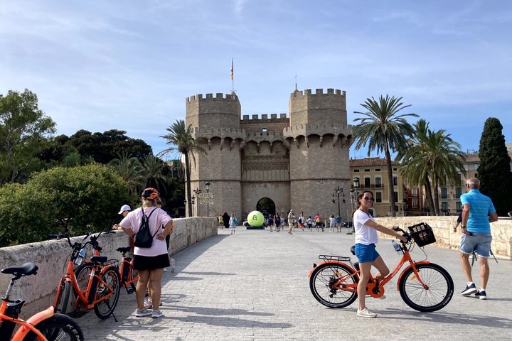 Valencia City Highlights in Guided Bike or E-Bike Tour