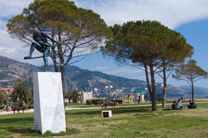 Hello Menton: Private 2-Hour Intro City Walk with Local Guide