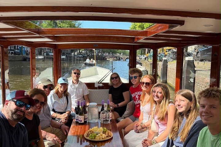 Amsterdam Small-Group Canal Cruise Including Snacks and Drinks