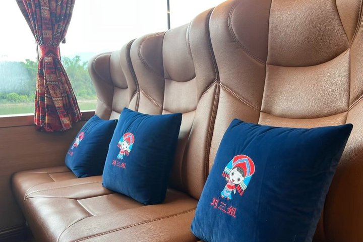 Guilin Li River 3-Star Cruise to Yangshuo with English Assist