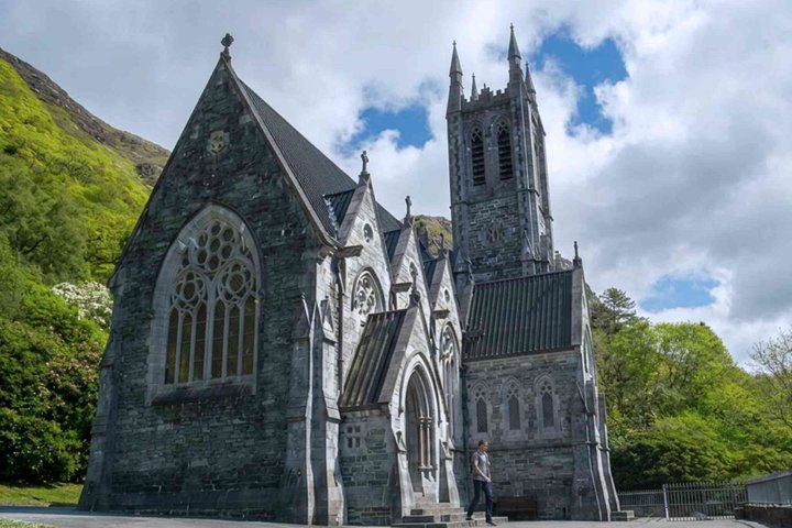 Small Group Kylemore Abbey, Sheepdog Demo & Connemara Tour