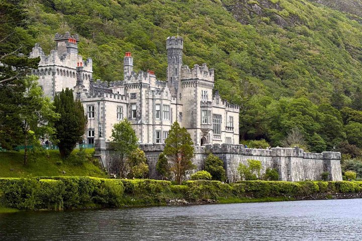 Small Group Kylemore Abbey, Sheepdog Demo & Connemara Tour
