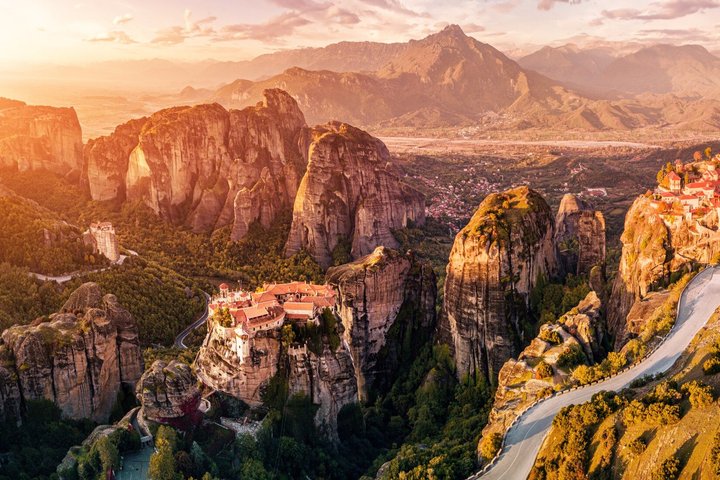 Meteora: Monasteries Tour with Lunch and Athens Transfer Option