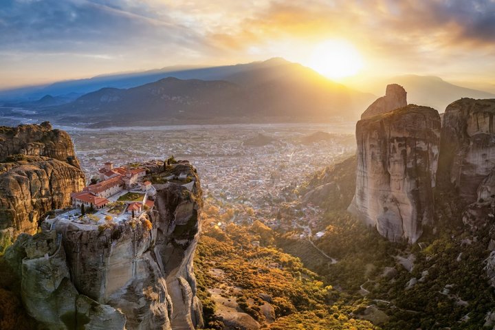 Meteora: Monasteries Tour with Lunch and Athens Transfer Option