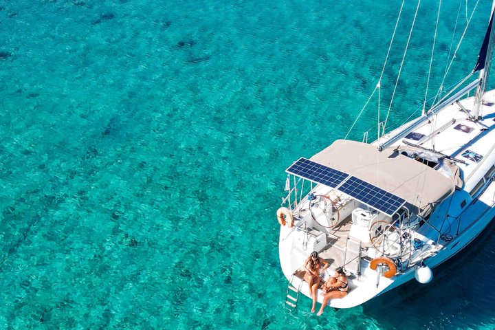 Dia Island Sailing Cruise with Meal and Water Activities