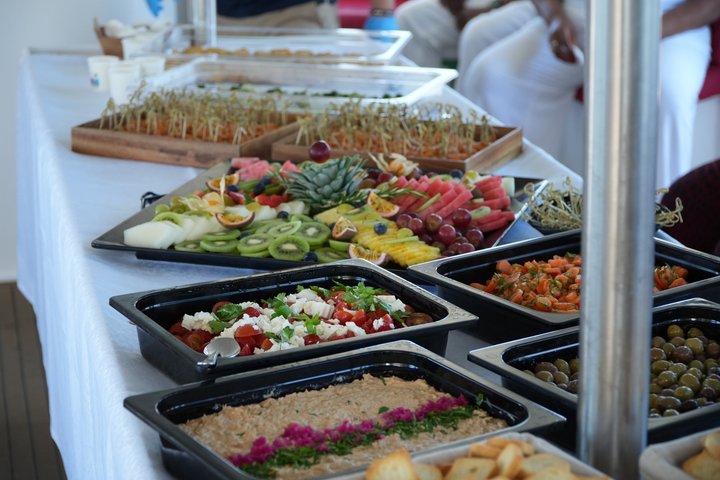 Albufeira: Brunch and Benagil Caves with Open bar