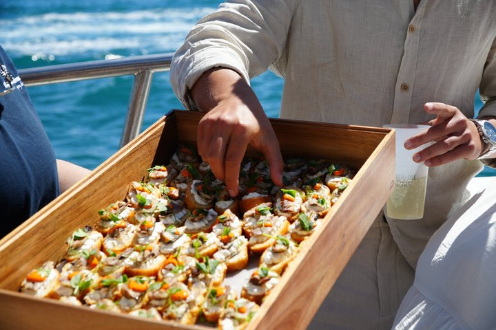 Vilamoura: Brunch and Benagil Caves on Board with Open bar