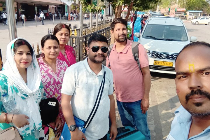 Private One-Way Transfer: Jodhpur to Jaisalmer by AC Car