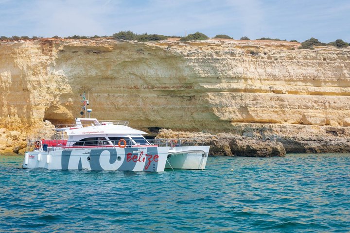 Vilamoura: Brunch and Benagil Caves on Board with Open bar