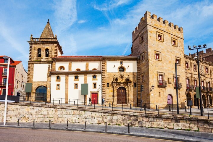 Hello Gijon: Private 2-Hour Intro City Walk with Local Guide