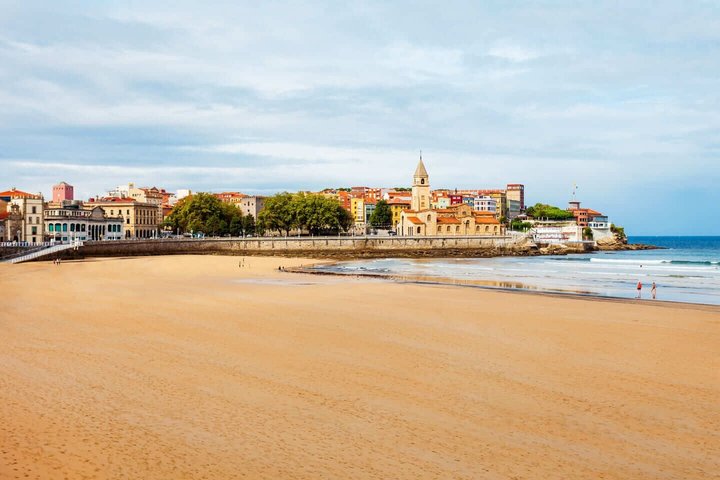 Hello Gijon: Private 2-Hour Intro City Walk with Local Guide