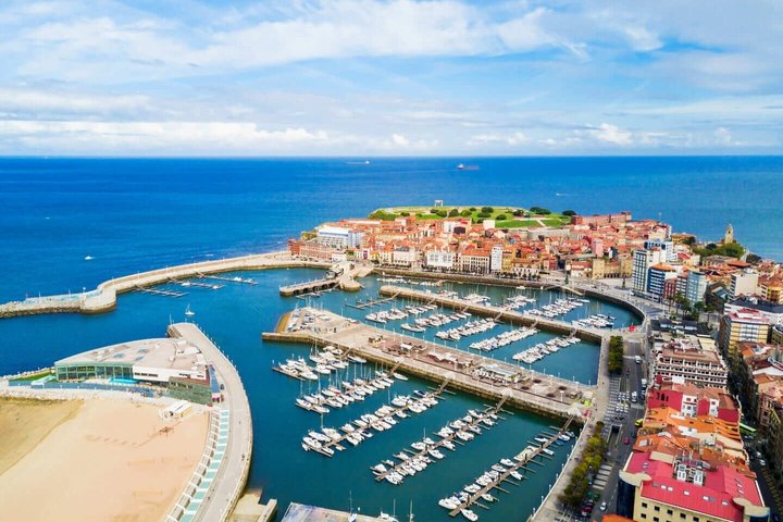 Hello Gijon: Private 2-Hour Intro City Walk with Local Guide