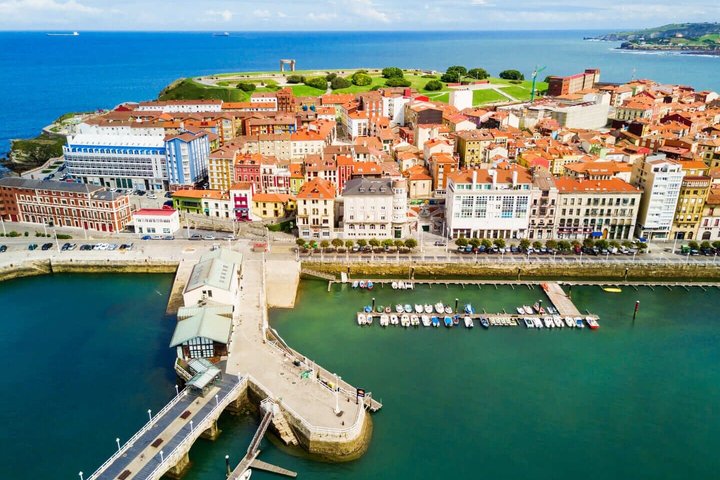Hello Gijon: Private 2-Hour Intro City Walk with Local Guide