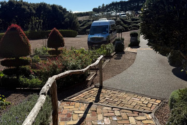 Auckland: Waiheke Island Scenic Tour 4 Vineyards, Local Guides