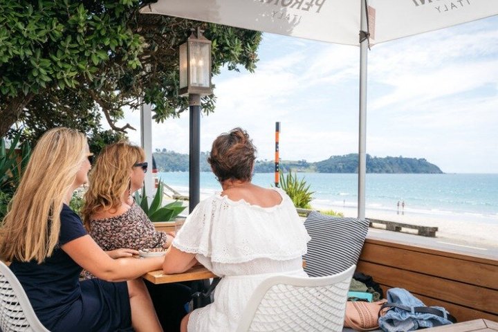 Auckland: Waiheke Island Wine Tour + Tastings & Beachfront Lunch