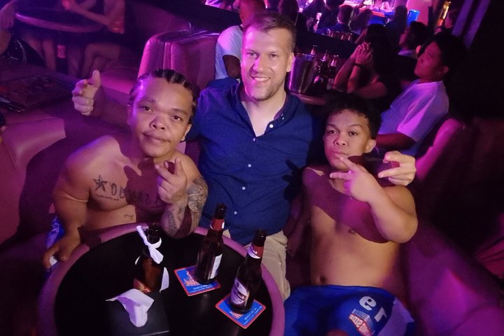 Makati : Pubcrawl Midget boxing rooftop music and gogo clubs