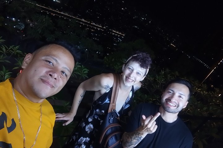 Makati : Pubcrawl Midget boxing rooftop music and gogo clubs