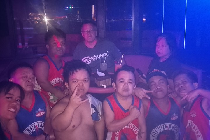 Makati : Pubcrawl Midget boxing rooftop music and gogo clubs