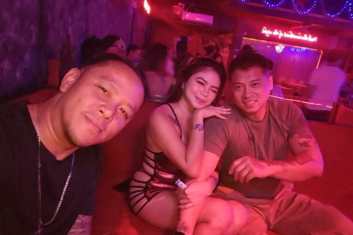 Makati : Pubcrawl Midget boxing rooftop music and gogo clubs