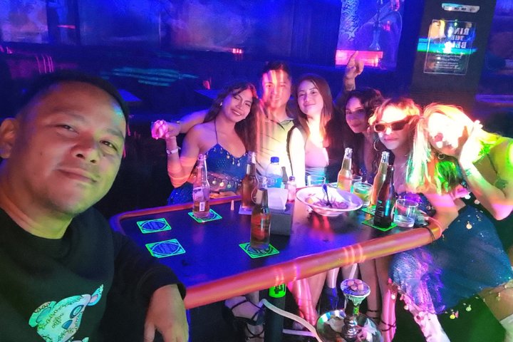 Makati : Pubcrawl Midget boxing rooftop music and gogo clubs